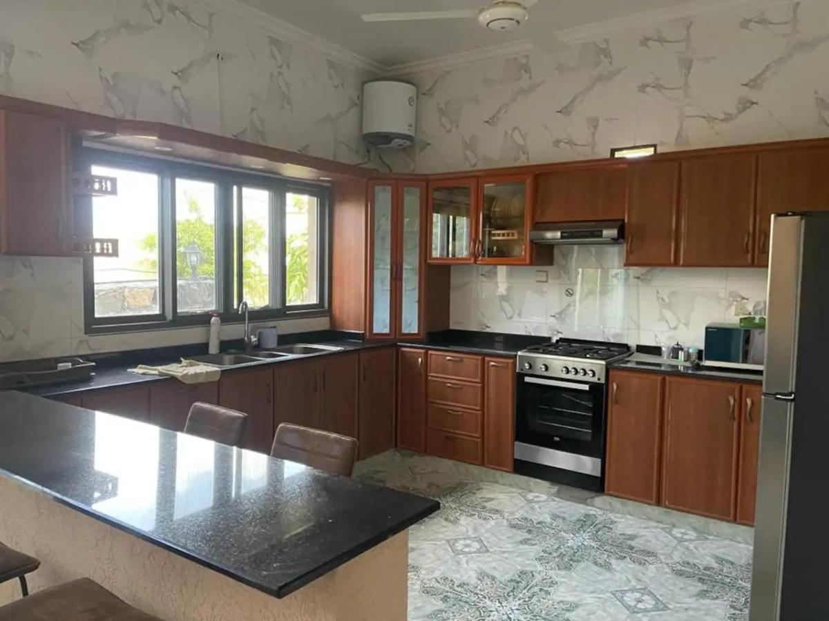 Rose Guesthouse Al 'Aqar Bagian luar foto