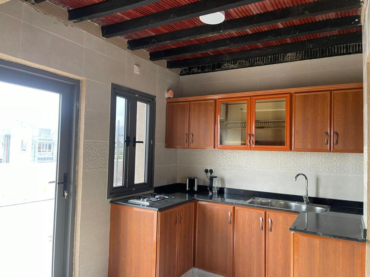 Rose Guesthouse Al 'Aqar Bagian luar foto