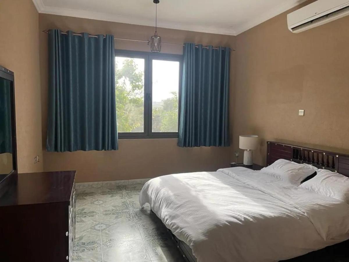 Rose Guesthouse Al 'Aqar Bagian luar foto
