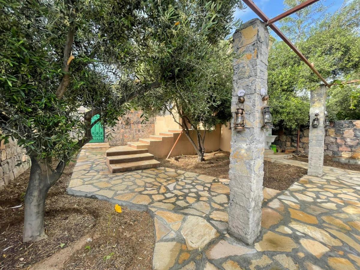 Rose Guesthouse Al 'Aqar Bagian luar foto
